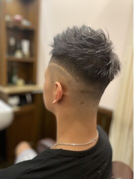 ヒロギンザバーバーショップ 神楽坂店(HIRO GINZA BARBER SHOP) スキンフェード×シルバー×ライン