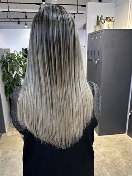 メリー オオサカ(Merly Osaka) contrast gray balayage