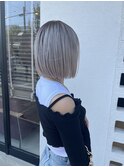 ショート肩上ボブブリーチグレー