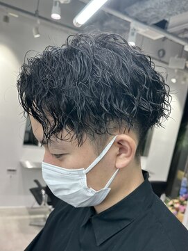 フィフス 天神大名(fifth) センターパートスパイラルパーマツーブロック刈り上げメンズヘア