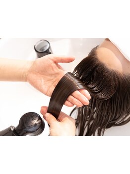 《Aujua取り扱いサロン》髪の状態に合わせて、髪をしっかりと補修♪ダメージを修復し、美しい艶感を☆