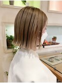 ショートボブ切りっぱなしボブタッセルボブミルクティーベージュ