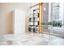 ロッカーにお持ち物を入れていただきます。