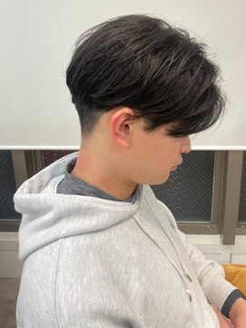 ハニー 町田(HONEY) メンズセンターパート　黒髪　スーツ　韓国風　ダウンパーマ