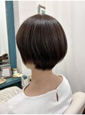 艶めくシルバーサンドのコンパクトボブ