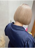 【ブリーチ】ホワイトブロンドカラー　ミニボブ