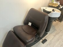 ルカ ヘアデザイン(LUCA hair design)の雰囲気（首の負担が少ないシャンプー台。冬場は足元のヒーターがホッと。）