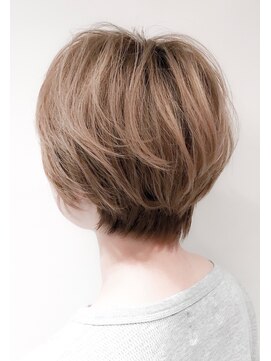 ビアンコ(BlANCO) 【BLANCO北堀江】ハイライトで白髪を馴染ませ美フォルムショート