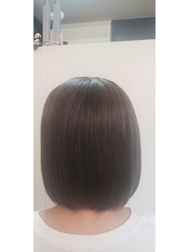 カット&エスティ カミキリ 髪綺里 毛先軽めのボブスタイル