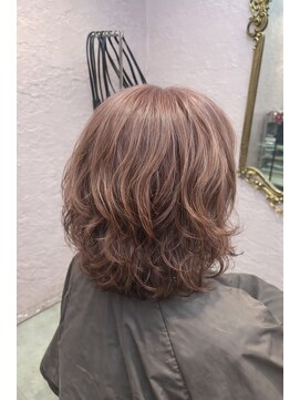 フッタ(Futta) ウェーブスタイル×ピンクベージュ【西武新宿駅】【駅近】