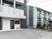 ミープラス(ME+)の雰囲気（サロン前2台分が駐車場です（満車の場合はご相談ください））