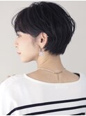 小顔　黒髪　パーマショート　暗髪　　前髪あり　耳かけショート