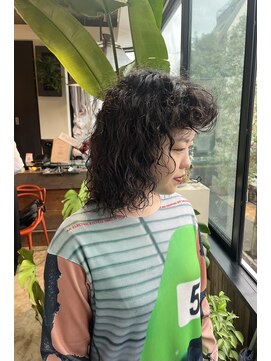 ビハインドザカーテン(BEHIND THE CURTAIN) ミディアムレイヤー×ツイストスパイラルプードルパーマ