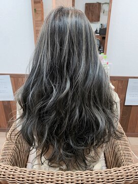 ヘアーサロン プアメリア(Puamelia) レイヤーパーマハイライトカラー透け感スモーキーアッシュ