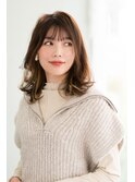 大人のハイライトが映えるくびれヘアミディアムカール