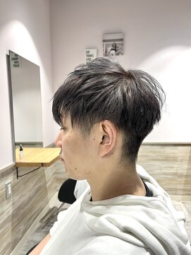 リーオオサカ(Lee Osaka) 【メンズスタイル】アッシュグレー×刈り上げショート/kana