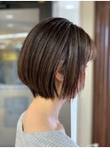 耳かけ大人ショートボブ 丸み 重め 暗髪 ダークブラウン 小顔