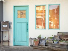 スキップヒーリングサロンの雰囲気（ミントグリーンの扉が目印。日常を忘れる癒やしのひとときを。）