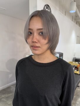 イリ 梅田(ili) ハイライトカラーミルクティーベージュレイヤーカット