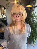シキ(SHIKI)&nbsp;ハッシュカット　ブロンドカラー　ブリーチ