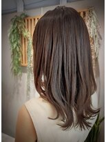 バッカ(BACCA)&nbsp;白髪染めグリージュカラー×外ハネセミロング(末松)