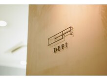 JR勝川駅すぐの立地。2Fにある『DEFI』