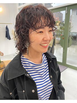 エマン(AIMANT) ミディアムウルフ　ウェーブパーマ