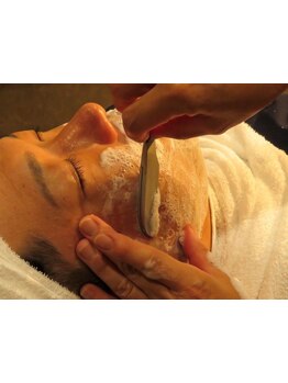 デザインにこだわるメンズに◎印象を左右するヒゲ・眉のお手入れはプロにお任せください！