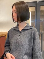 アトリエ(atelier.)&nbsp;20代30代 艶髪 センターパート オリーブベージュカラー ミニボブ