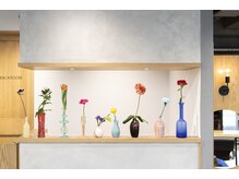 ルーフ 町田店(LUFE)の雰囲気（日替わりで飾る生花のあるフロント♪【町田】）