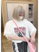 アム(am)&nbsp;グレージュ切りっぱなしボブ前髪ありミニボブミルクティベージュ