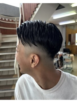 ラディアンテ(Radiante) トップ長めに残したスキンフェード