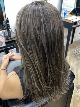 キラ 渋谷(KILLA) 黒髪→ハイライトでホワイトアッシュ／エアリーミディ【KILLA】