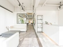 メンズサロン ドルチェ(men's salon Dolce)の雰囲気（白を基調とした清潔感溢れる店内です。）