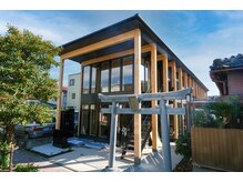 つづく理髪店の雰囲気（kuguruの鳥居をくぐり階段を上がって暖簾をくぐれば当店です。）