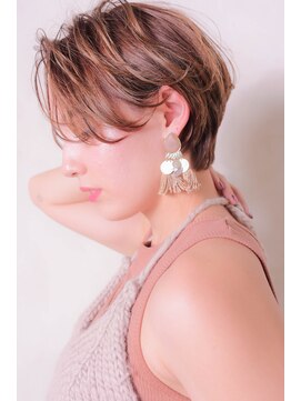 アリー 原宿 表参道(ALLY) [ALLY阿部]透明感のあるベージュ×シンプルなショート　2