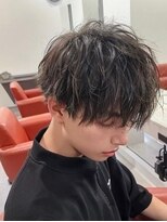 ツイストパーマ梅田茶屋町センターパートヘアスタイルメンズ髪型