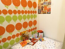 ルポ バイ モイ(Repos by MOI)の雰囲気（キッズルームには積み木や絵本も◎お子様を遊ばせておけます♪）