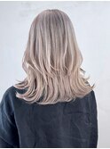 美髪ホワイトブロンドミディアム顔周りレイヤー_ba500742
