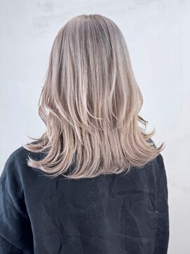 アルバム 銀座(ALBUM GINZA) 美髪ホワイトブロンドミディアム顔周りレイヤー_ba500742