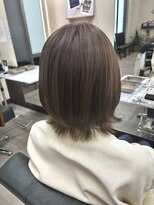 ナウラス(nauras) 外ハネボブ/ブリーチなしのミルクティーベージュ