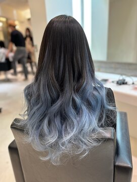 シールエクステで作るブルーのグラデーション風ロングヘア