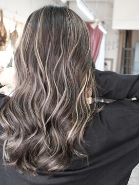 マリアナ(Mariana) ハイライトショートヘアレイヤーカットダブルカラー