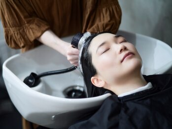 シー 奈良橿原店(SEA)の写真/頭皮からの徹底ケアで髪質改善！頭皮の汚れを落とし、髪の状態に合わせたヘアケアを…。