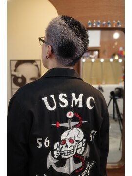 エディ(Edy) 刈り上げバズカットケアブリーチダブルカラーデザインカラー坊主