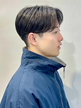 カンゴール サロン トウキョウ セントラル 原宿(KANGOL SALON TOKYO CENTRAL) 首の詰まった服でも映えるナチュラルセンターパート