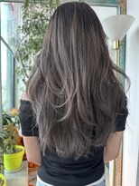 ルーヴェ(LOWE) 透明感たっぷりのグレージュ×ロングレイヤーカット(a)