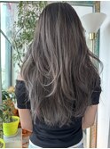 透明感たっぷりのグレージュ×ロングレイヤーカット(a)