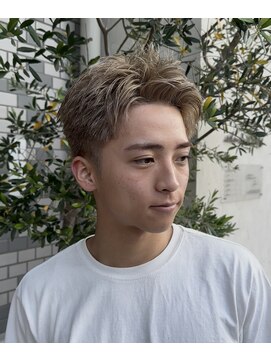 サロン ド ロイ(Salon de Roi) 金髪ショートミルクティーベージュスパイキーショート神戸