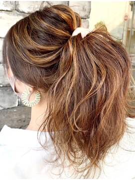 ラヴィエール(LAVIERE by R-EVOLUT) 結んでも可愛い大人な3Dハイライト　ベージュ　店長　柿本翔一朗